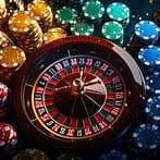 Dealer langsung di meja live casino dengan suasana kasino profesional